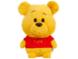 Gelber Plüschbär mit rotem T-Shirt, auf dem „Pooh“ steht.