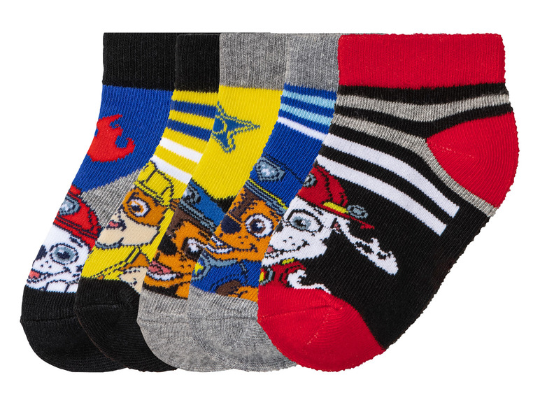 Vier Paar Socken mit Paw Patrol-Motiv, darunter eine schwarz-weiß gestreifte Socke.