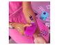 Eine Person bringt temporäre Glitzertattoos auf den Arm auf, mit Kunstzubehör.