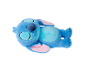Schlafendes blaues Plüschtier auf schwarzem Hintergrund