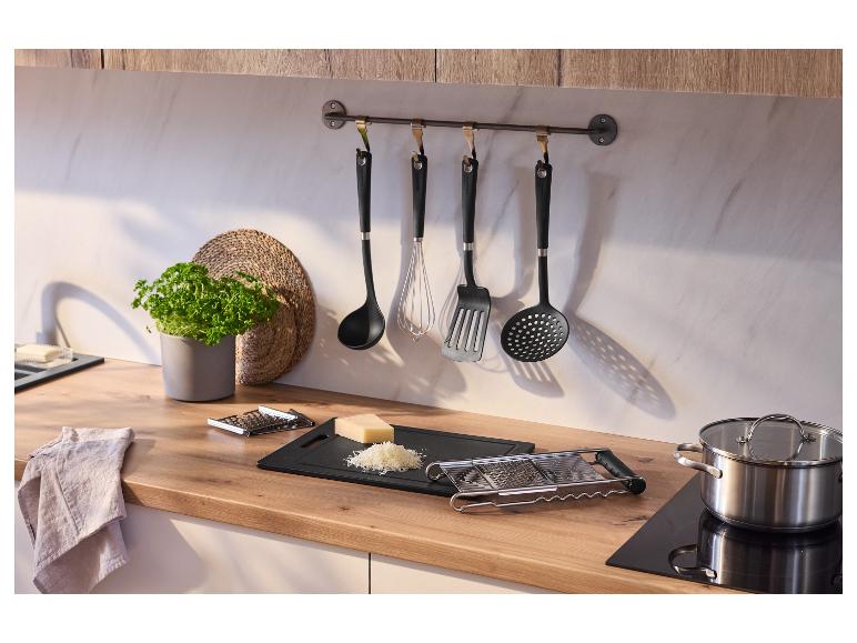 SILVERCREST® Edelstahlmultireibe auf einer Küchenarbeitsplatte.
