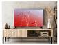 Fernseher auf einem Holz-TV-Möbel mit Dekorationen und Audiosystem.