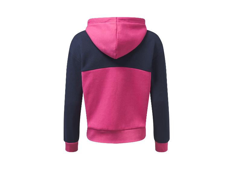 Ein rosa Hoodie mit blauen Ärmeln.
