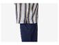 Herren-Streifenhemd und marineblaue Shorts.