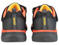 Schwarze WellWalk Sneaker mit orangenen Akzenten.