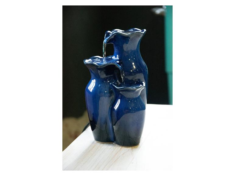 Blaue Keramik-Innenwasserfontäne mit drei Ebenen auf einer Holzoberfläche.