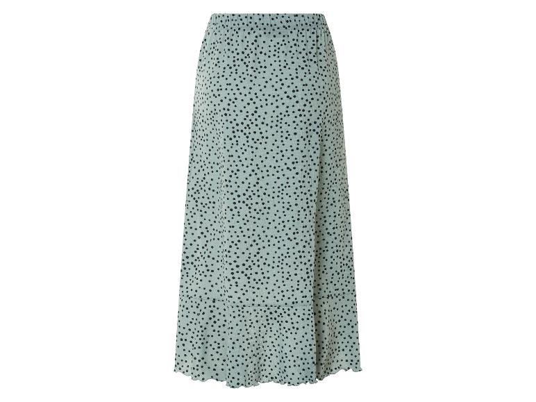 Langes grünes Kleid mit Punkten, Boho-Stil.