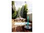 Frau unter der Dusche auf der Terrasse, Solardusche und Pool.