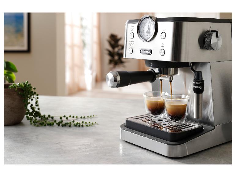 De'Longhi Espressomaschine aus Edelstahl bereitet zwei Espressos auf einem Tisch zu.