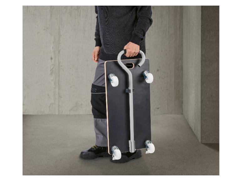 Mann hält einen Transportwagen mit Griff, bereit zum Einsatz.