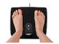 Füße auf einem schwarzen elektrischen Fußmassagegerät mit roten Lichtern und Bedienfeld.