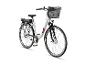 Weißes E-Bike mit schwarzem Gepäckträger und Frontkorb.