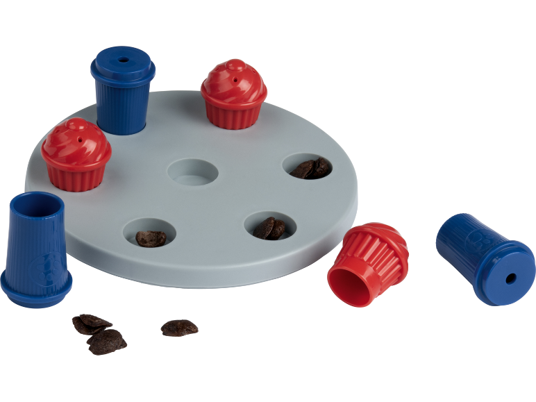 Interaktives Hundespielzeug mit Bechern und Cupcake-förmigen Abdeckungen, die Leckerlis verstecken.