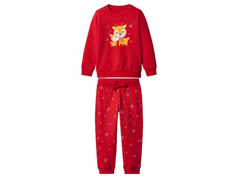 Roter Kinderpyjama mit Rentier- und Schneeflockenmuster.