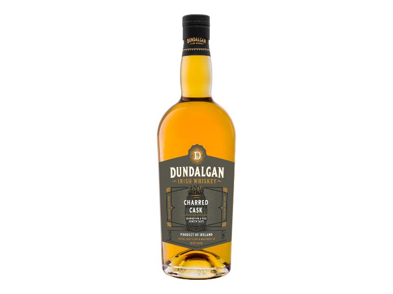 Eine Flasche Dundalgan Irish Whiskey Charred Cask auf weißem Hintergrund.