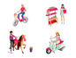 Puppen mit Zubehör, darunter ein Fahrrad, ein Pferd, ein Roller und ein Marktstand.