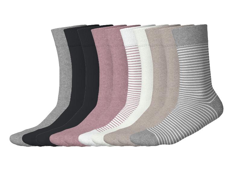 Set aus unifarbenen und gestreiften Damensocken in Grau, Schwarz, Rosa, Weiß und Beige.