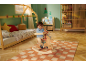 Kind auf Schaukelpferd in weihnachtlichem Kinderzimmer mit Bett und Regalen.