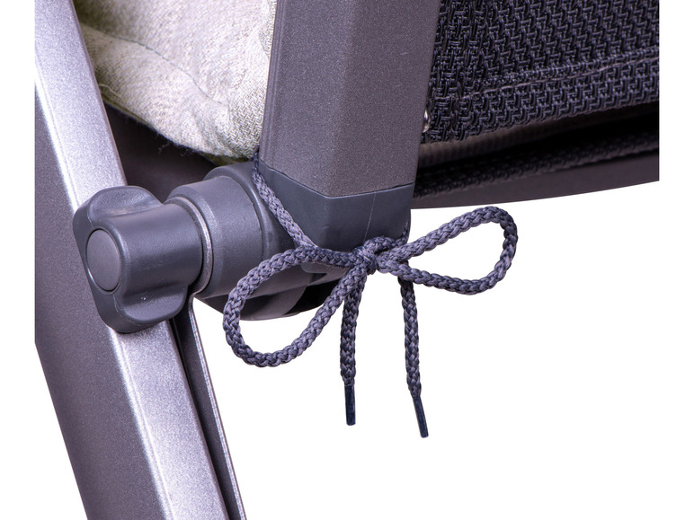Detail eines grauen Stuhls mit einem schwarzen Band