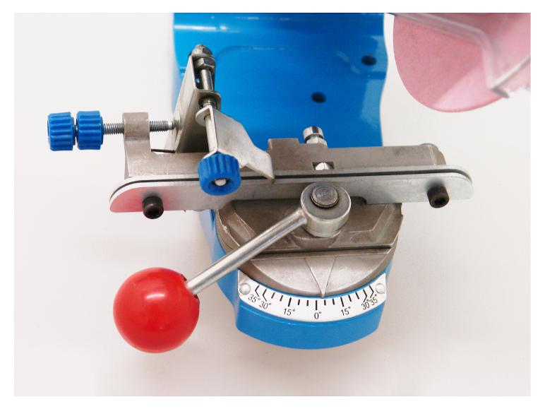 Ein blauer und silberner Kettensägeschärfer mit rotem Griff und Winkelmarkierungen.