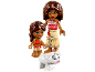 Zwei Spielfiguren einer Frau und eines Kindes mit einem Schwein.