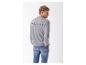 Mann in grauem Sweatshirt mit Text und blauen Jeans, von hinten gesehen.