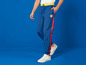 Ein Mann trägt blaue Jogginghosen mit roten Streifen und dem Lidl-Logo.