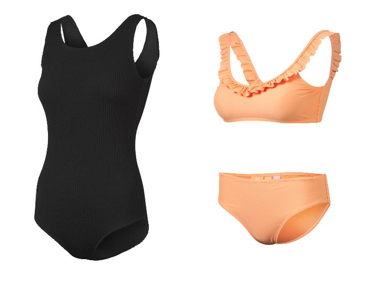 Schwarzer Einteiler und orangefarbener Rüschen-Bikini