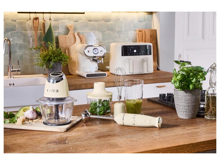 Küche mit beigen 1973-Geräten: Zerkleinerer, Mixer, Kaffeemaschine und Heißluftfritteuse.