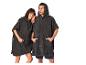 Zwei Personen in dunklen Frottee-Ponchos mit Kapuze und Taschen.
