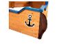 Hölzerner Sandkasten in Bootsform mit blauen Details und Ankeraufkleber