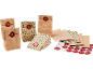 Adventskalender-Bastelset mit nummerierten Papiertüten mit Schneeflocken und Weihnachtsbäumen.