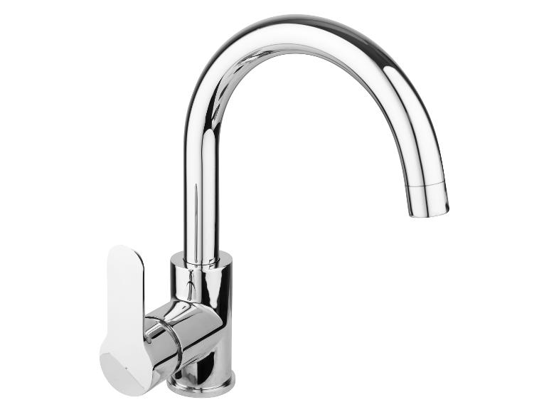 Moderne, chromfarbene Küchenarmatur im minimalistischen Design.