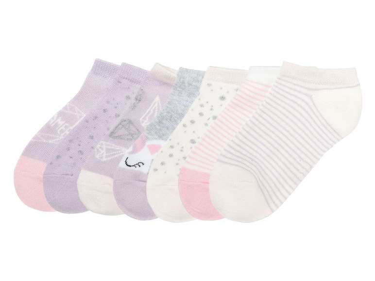 Ein Set mit sechs Socken mit Einhorn-Druck, Streifen und Punkten.