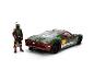 Boba Fett Actionfigur neben einem grün-weinroten Sportwagen mit Star Wars Logo