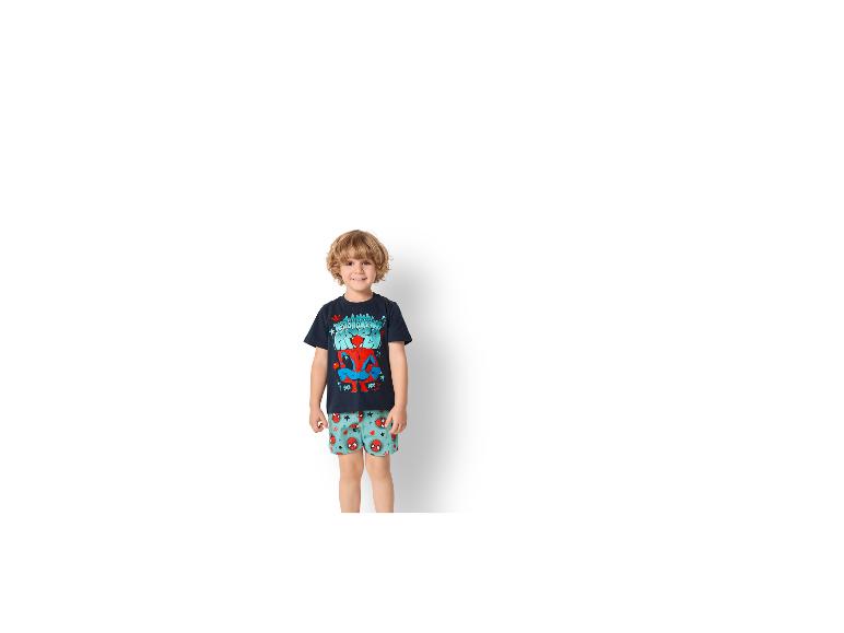 Junge in blauem Superhelden-T-Shirt und gemusterten Shorts