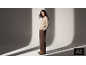 Frau in beigefarbenem Strickpullover und brauner Hose mit weitem Bein