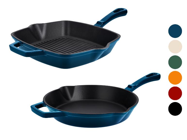 Blaue Gusseisenpfannen, eine Grill- und eine Bratpfanne, mit Farbmustern.