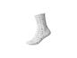 Weiße Socke mit Rüschenrand und Herzmuster.