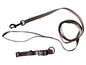 Eine braune Hundeleine und ein Halsband mit schwarzer Schnalle und rotem Clip.