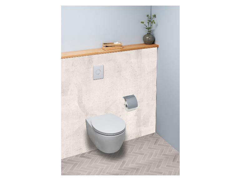 Wand-WC mit Unterputzspülung, Toilettenpapierhalter und Holzablage.