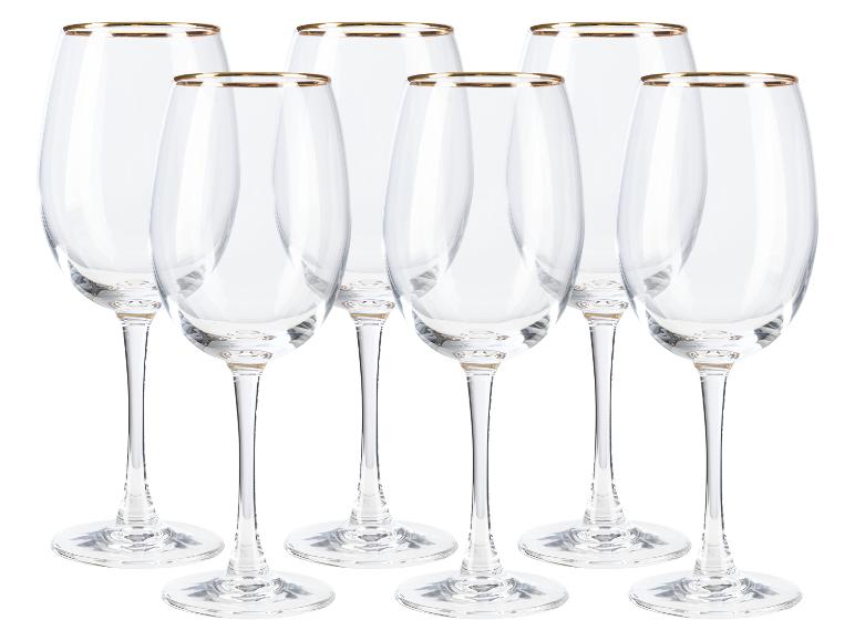 Sechs Champagnergläser mit goldenem Rand.