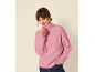 Frau in rosa Strickpullover mit halbem Reißverschluss und Jeans, schaut nach unten und passt den Reißverschluss an.