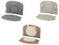 Drei Sets Babysitzauflagen in Grau, Beige und Braun mit Bärendesign.