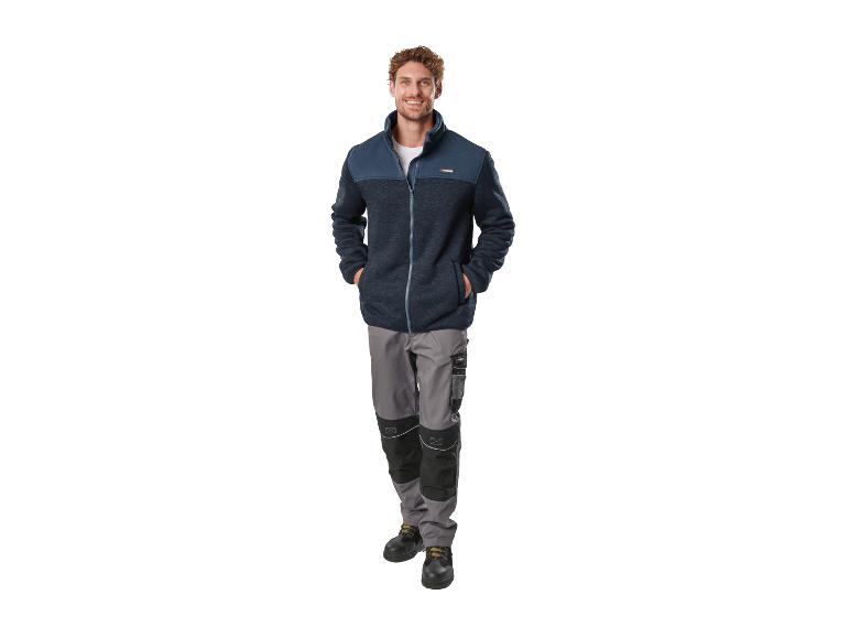 Mann in einer Parkside Fleecejacke und Arbeitshose.