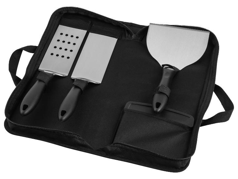 Edelstahl-Spatel und Pizzableche in einer schwarzen Tragetasche.