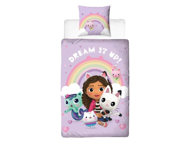 Lila Bettwäsche mit Regenbogen, einem Mädchen und Kätzchen, mit dem Text „DREAM IT UP!“