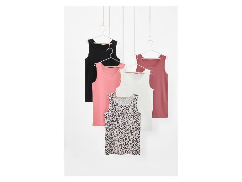 Fünf Tanktops in Schwarz, Pink, Weiß, Rost und Leopardenmuster mit rosa Herzen.