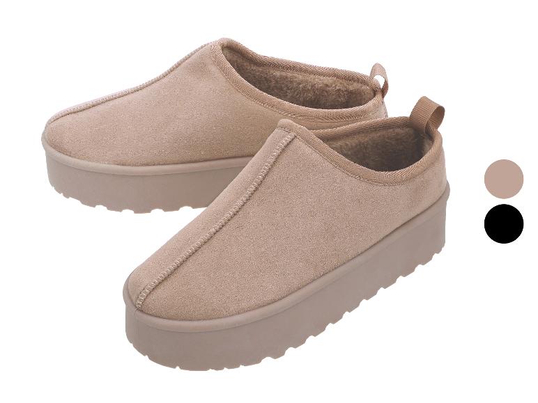 Beige Wildleder-Hausschuhe mit dicker Sohle, auch in Schwarz erhältlich.