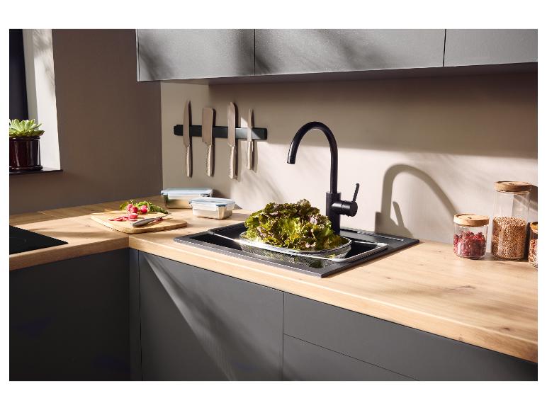 SILVERCREST® Edelstahl-Frischhaltedosen-Set auf der Küchenarbeitsplatte.